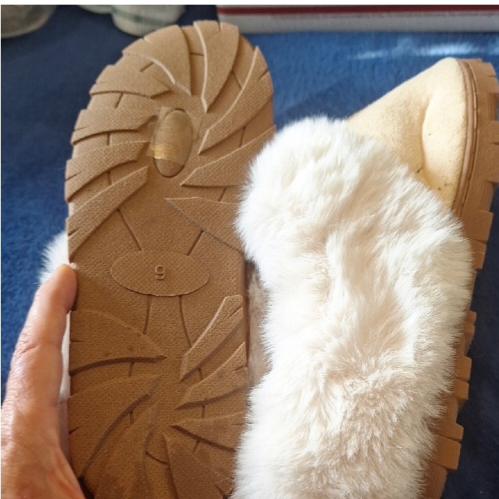 Sole Mates by Isotoner Women's Slippers in Cream and Tan - Picture 3 of 5